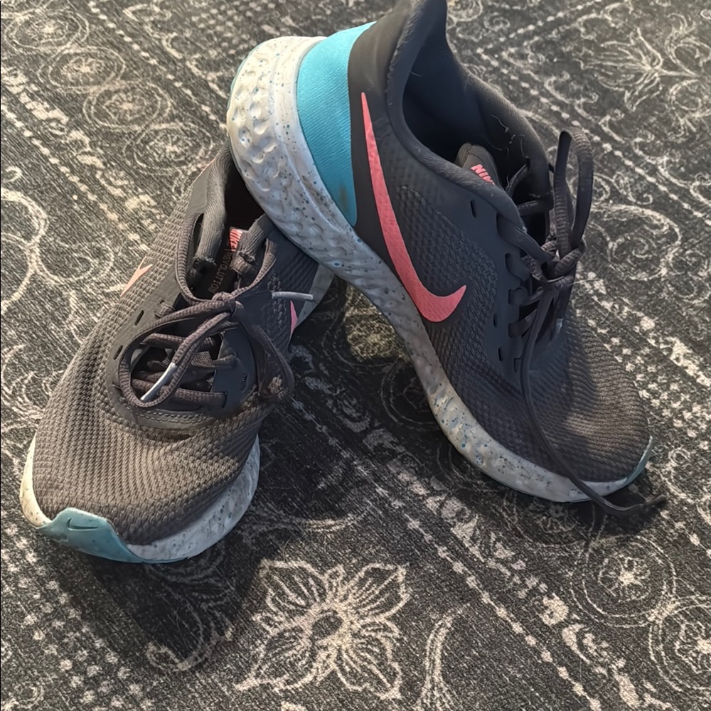 Nike Gray and Pink Sneakers with Dynamic Design